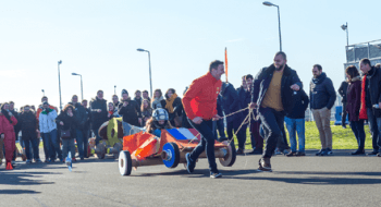 Course de voiture en carton