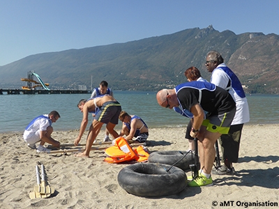 construction de radeau dans le sable au bord d'un lac