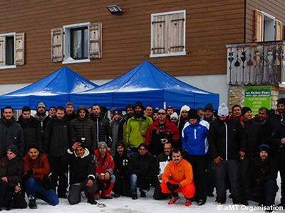 photo de groupe devant chalet à la montagne