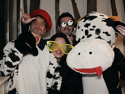 Photo de collègue avec lunette et mascotte vache