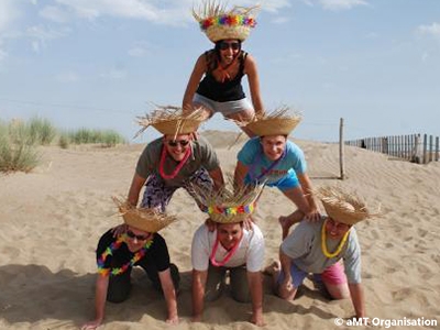 Personnes qui font une pyrmaide sur la plage