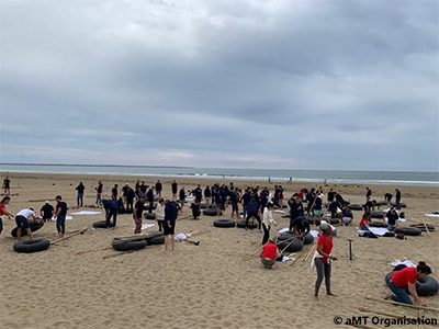 Construction de radeau sur la plage