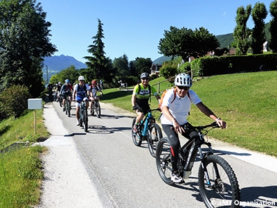 hommes et femmes balade en VTT en montagne