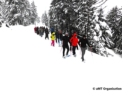 balade en raquettes en groupe dans la neige