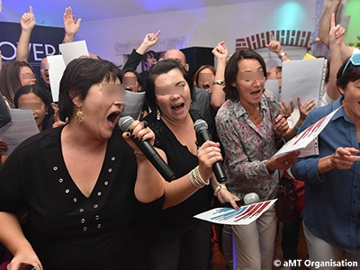 Femmes qui chantent lors d'une soirée Tout est Permis