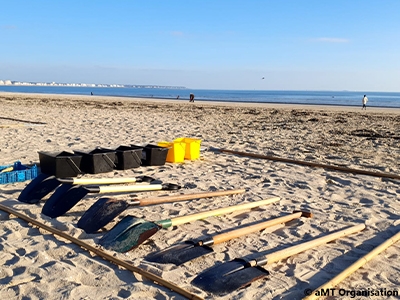 Création sur le sable à la plage