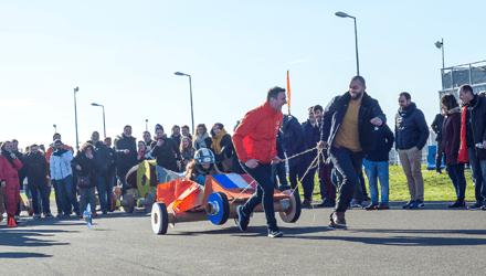 Course de voiture en carton