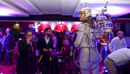 Porteuse de Champagne soirée d'entreprise futuriste