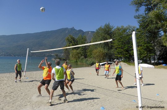 personnes jouent volley plage lac montagne