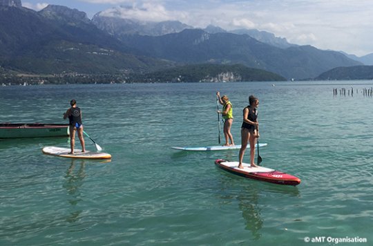 Activité paddle sur lac à la montagne