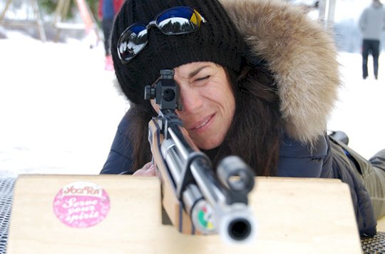 Femme qui tir à la carabine à la neige