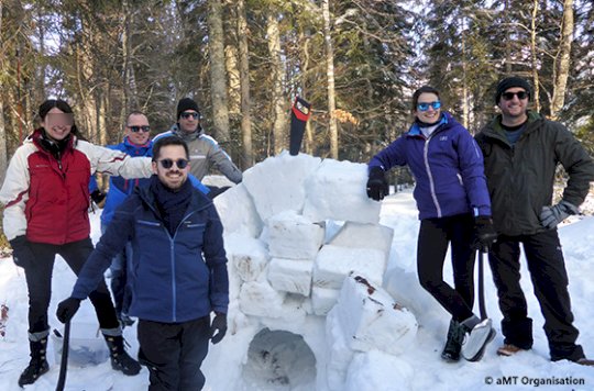 Défi Trappeur Collègues qui construisent une chaise dans la neige