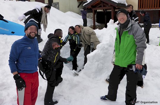 adultes qui construisent un igloo dans la neige