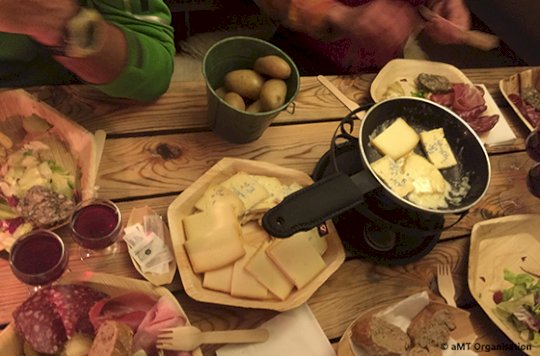 Made in Là-Haut repas raclette avec fromage et charcuterie