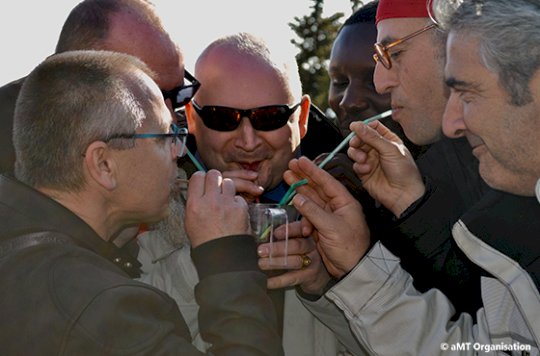 Collègues qui boivent du vin chaud à la paille