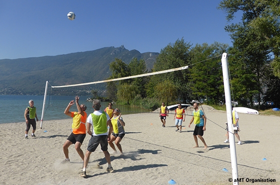 personnes jouent volley plage lac montagne