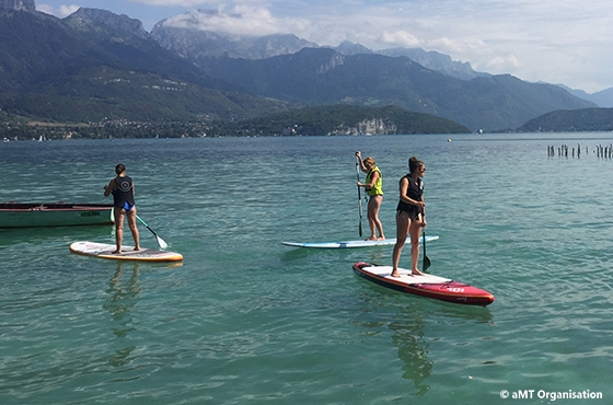 Activité paddle sur lac à la montagne