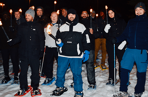 Collègue qui font une soirée à la neige