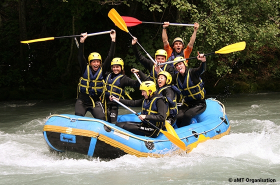 Groupe de collègues fait du rafting