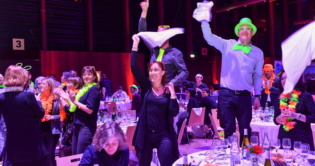 Participants lors d'une soirée fluo immersive