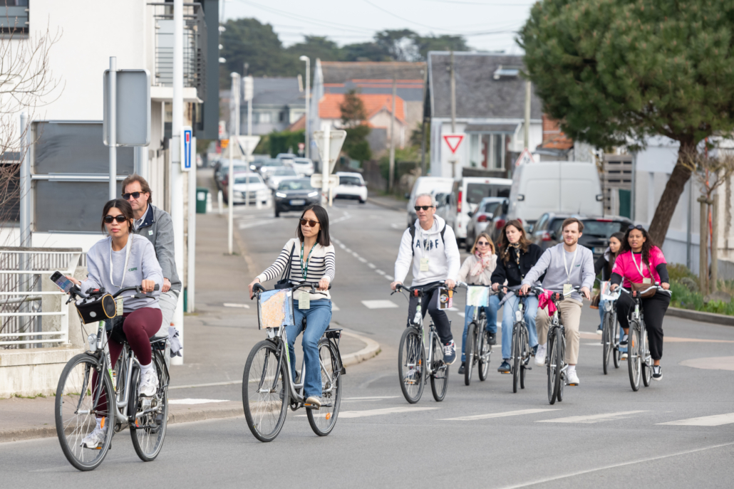 Participants circulant à vélo en groupe lors d’une activité de découverte et d’orientation.