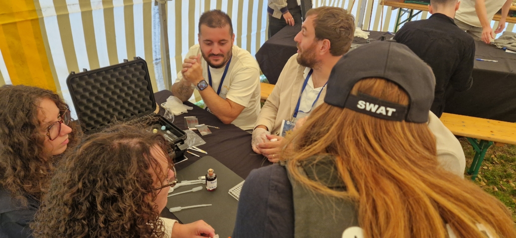 Équipe de collaborateurs échangeant autour d’indices et d’éléments d’investigation pendant une animation de cohésion d’équipe lors d’un séminaire d’entreprise.