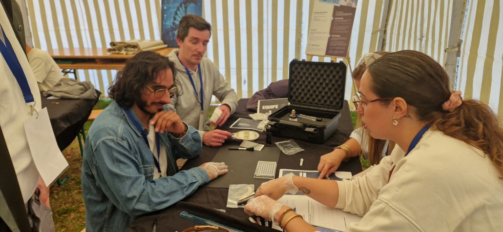 Participants réalisant des analyses et observations dans le cadre d’un challenge d’investigation scientifique conçu pour un team building d’entreprise.