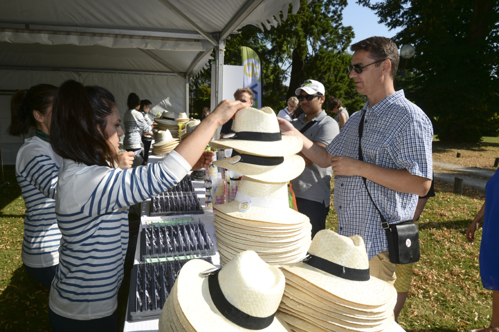 Distribution de cadeaux de bienvenue aux participants lors de l'accueil d'un événement d'entreprise en extérieur