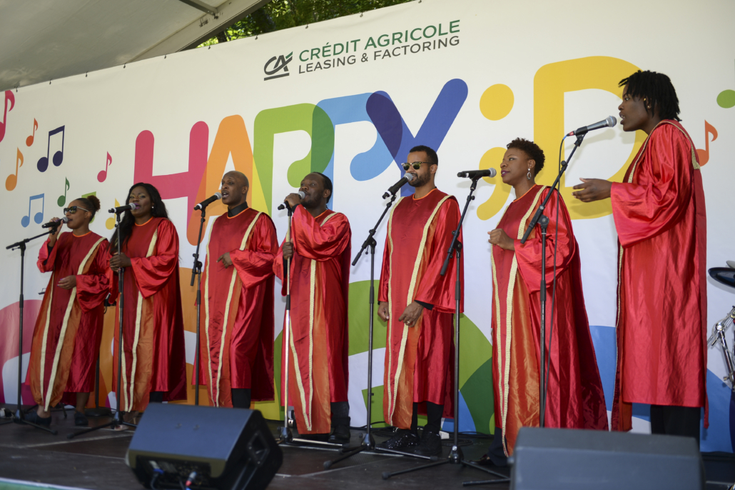 Chorale gospel se produisant sur scène lors d'un événement d'entreprise avec animation musicale en plein air