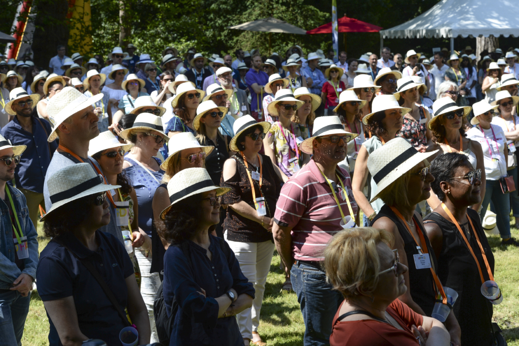 Public attentif lors d'un événement incentive d'entreprise en plein air réunissant plusieurs centaines de participants