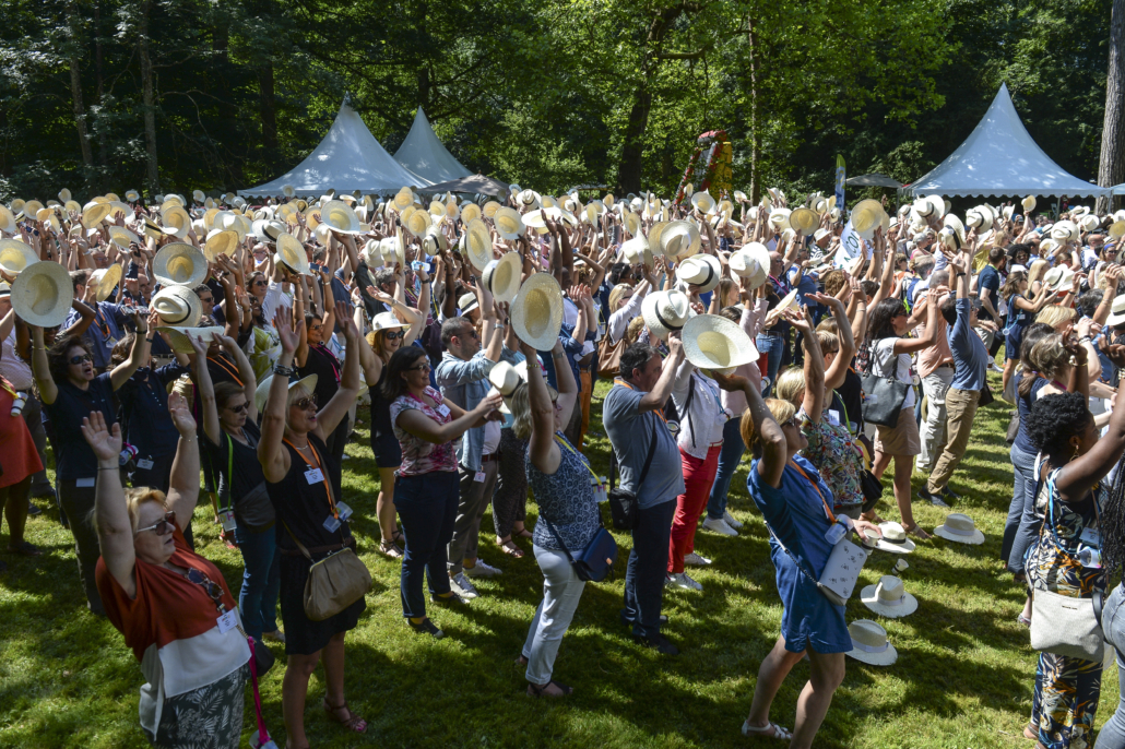 Plusieurs centaines de participants prenant part à une activité collective lors d'un événement d'entreprise en extérieur