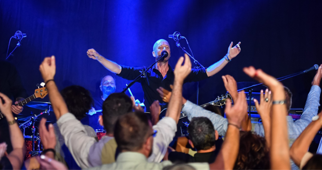 Artistes sur scène lors d’une soirée événementielle