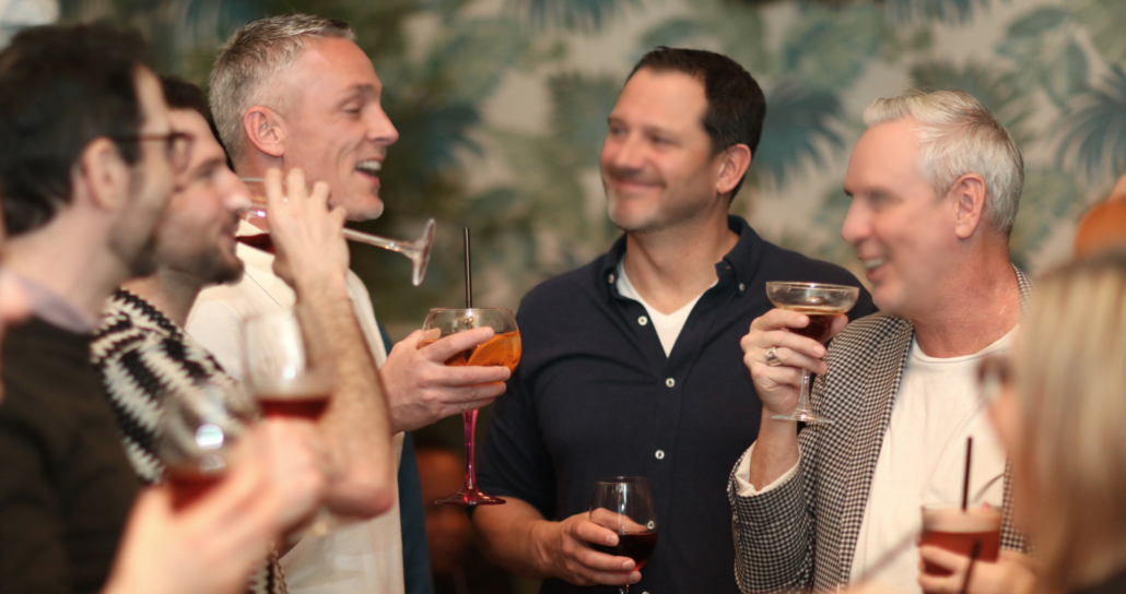 Invités réunis pour un cocktail d'entreprise