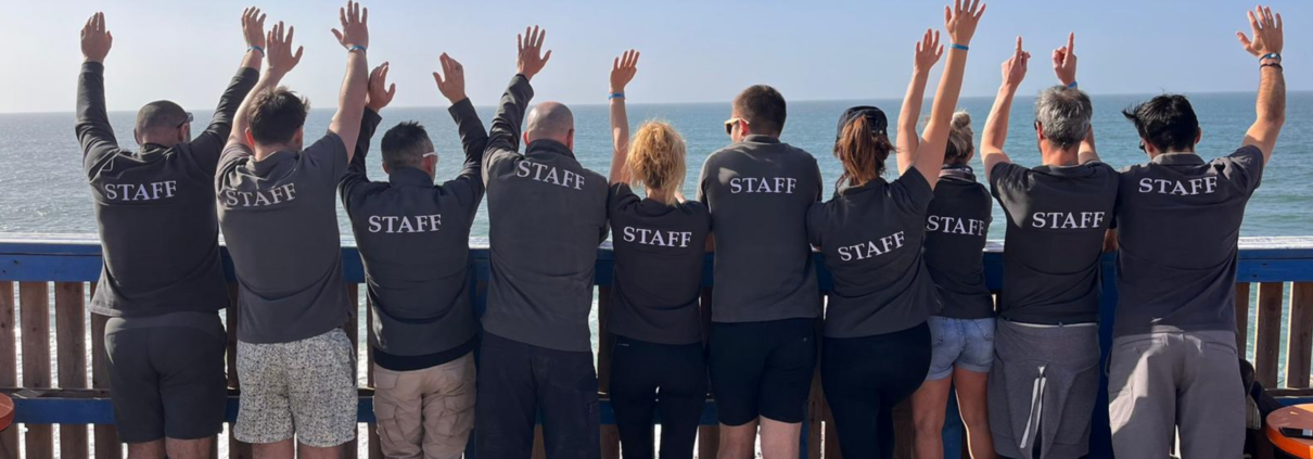 Equipe aMT levant les bras