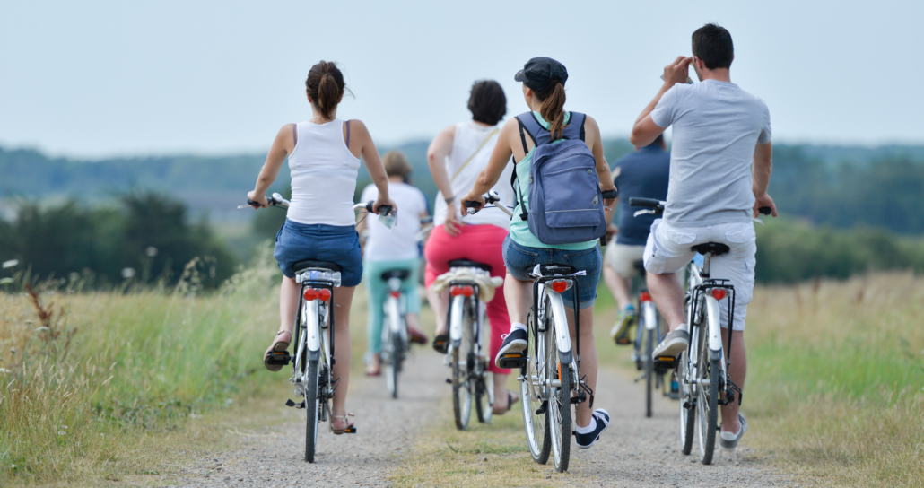 Collaborateurs participant à une activité de rallye à vélo
