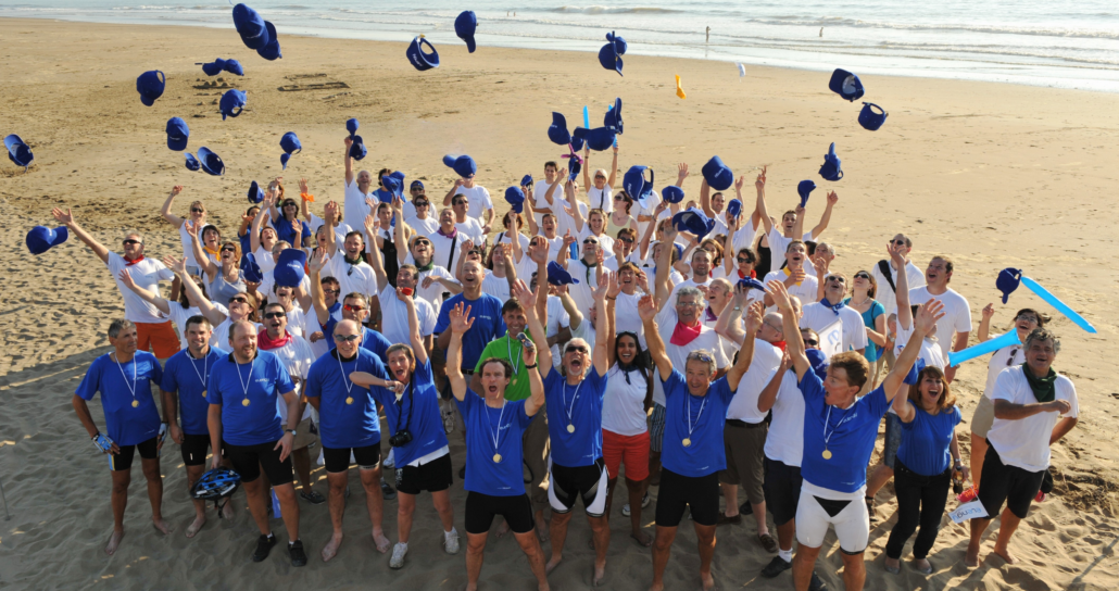 Participants réunis sur une plage dans une ambiance conviviale