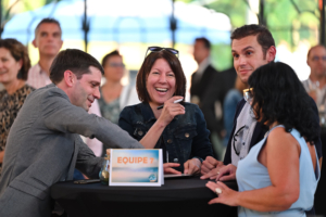 Collaborateurs participant à un challenge en équipe lors d'une activité de cohésion d'entreprise