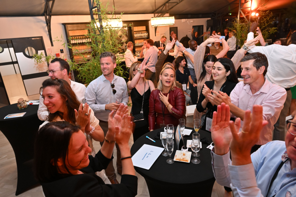 Collaborateurs applaudissant et partageant un moment convivial lors d'une activité de cohésion d'équipe