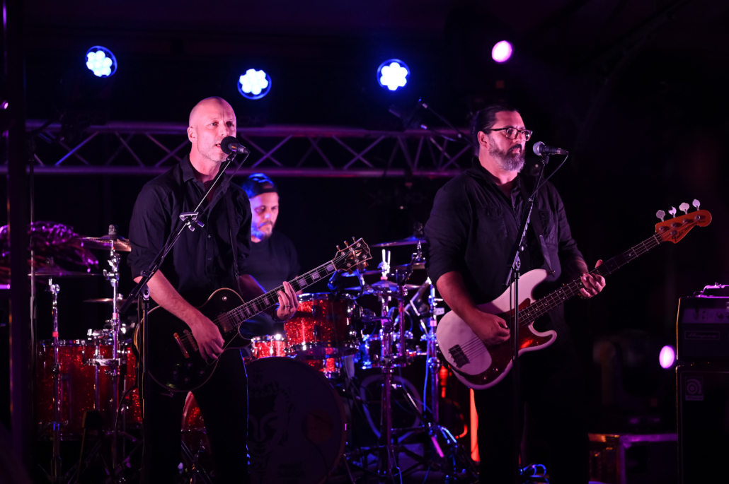 Groupe de musique jouant en live lors d'une soirée d'entreprise avec concert et animation musicale sur scène