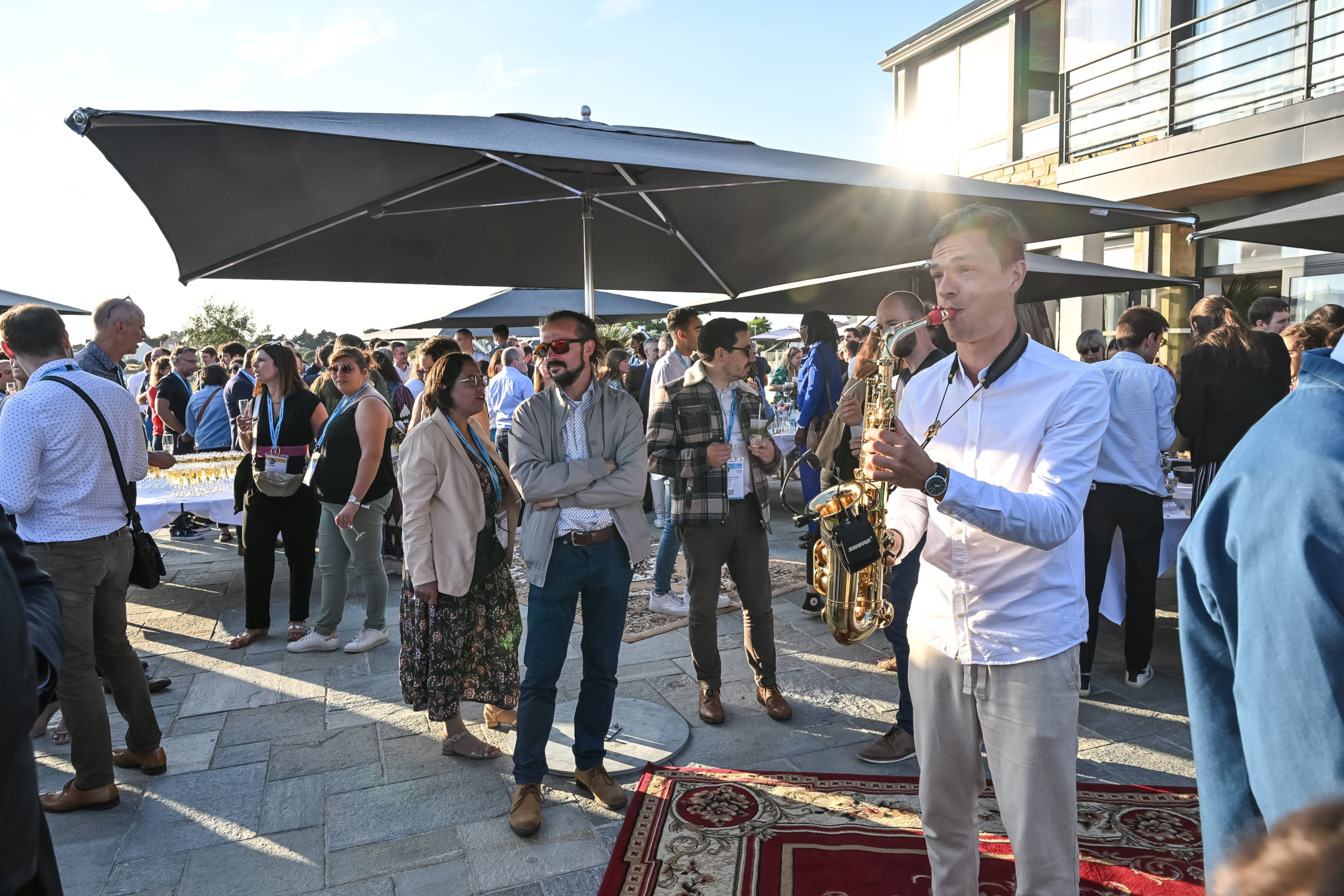 Ambiance conviviale lors d'un cocktail d'inauguration en bord de mer