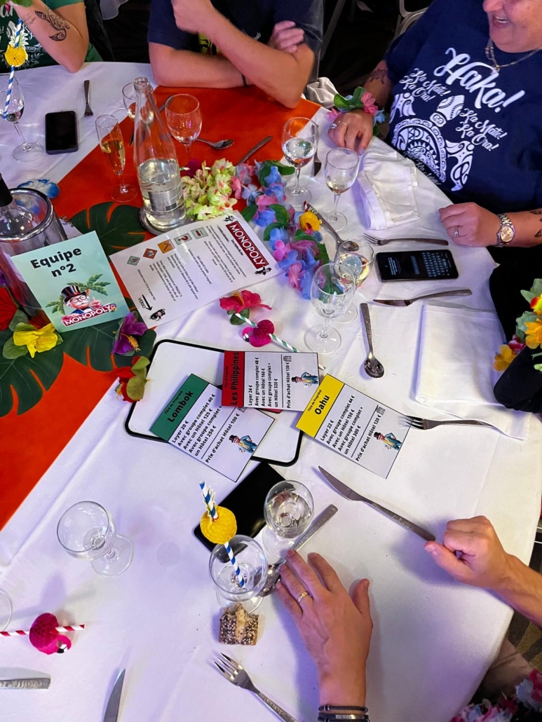 Groupe de participants jouant à un jeu 