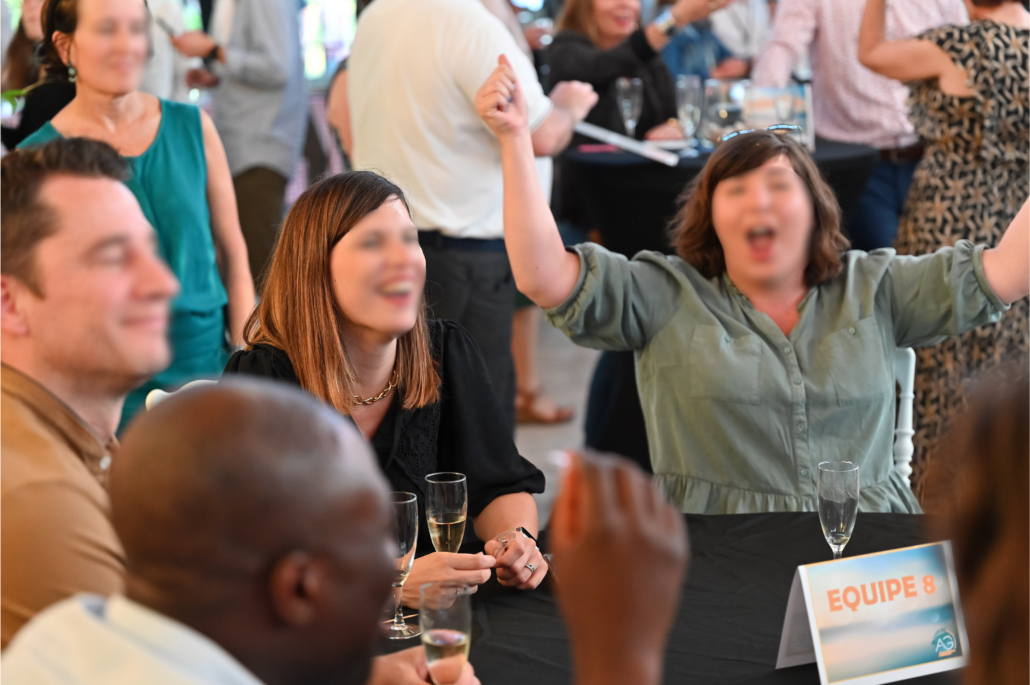 Participants réunis autour d'une table lors d'une animation quiz pendant un événement d'entreprise, dans une ambiance conviviale et participative, idéale pour renforcer l'esprit d'équipe.