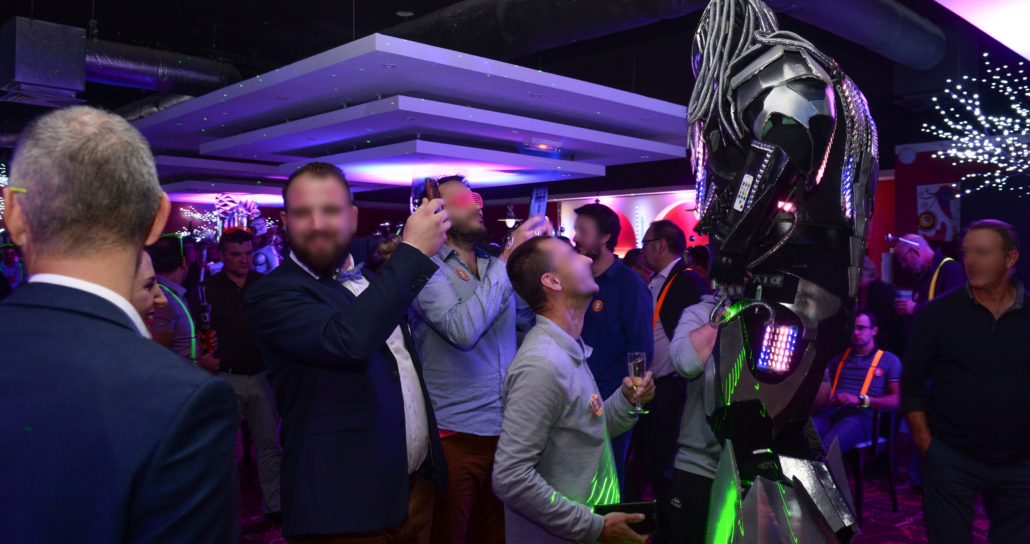 Animation robotique lors d’une soirée d’entreprise au décor futuriste