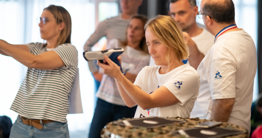 Participants jouant au jeu de team building Missions Espions